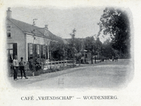 15438 Gezicht in een straat met bebouwing te Woudenberg; met links de voorgevel van het café Vriendschap.
